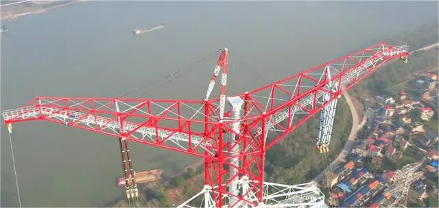 Transformace přes Jang-c'-ťiang: Vysokonapěťové vedení Wuhan-Nanchang stoupá do nových výšin